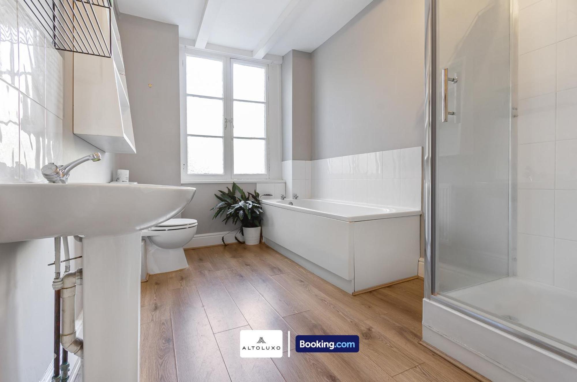 The Ritz 2 Bedroom Serviced By Altoluxoexperience Short Lets & Serviced With Free Wifi Bristol